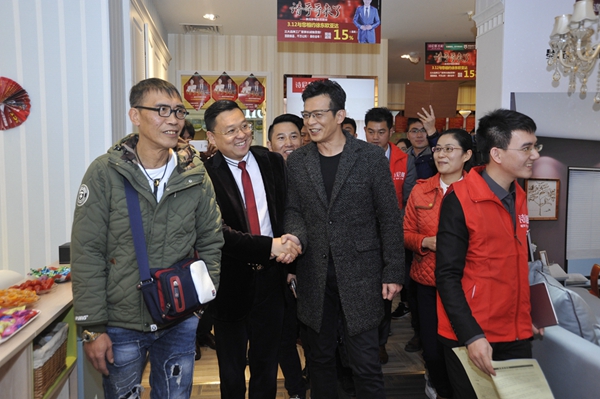 靖哥哥助阵武汉，上演最疯狂签售会