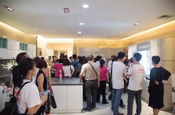 韩丽橱柜工厂团购会，万人疯抢火爆落幕！ 