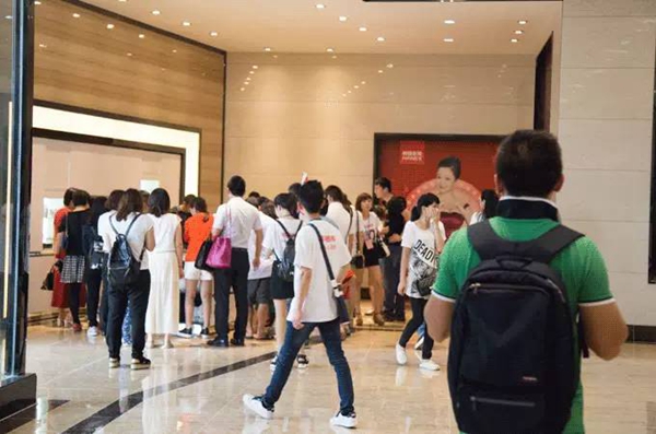 韩丽橱柜工厂团购会，万人疯抢火爆落幕！ 