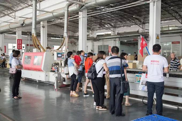 韩丽橱柜工厂团购会，万人疯抢火爆落幕！ 