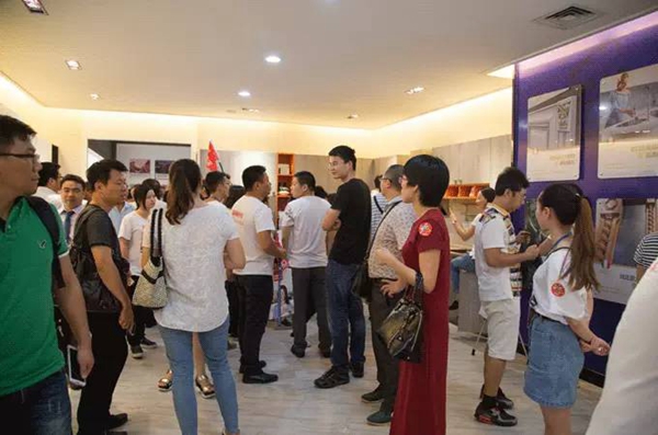 韩丽橱柜工厂团购会，万人疯抢火爆落幕！ 