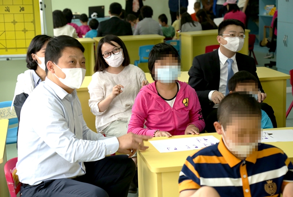 与爱童行，亚丹衣柜“病房开学日”活动隆重举行
