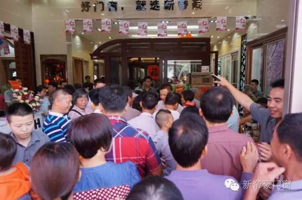 新帝豪新兴店盛大开业，佛山“黄飞鸿”来助兴，人山人海 