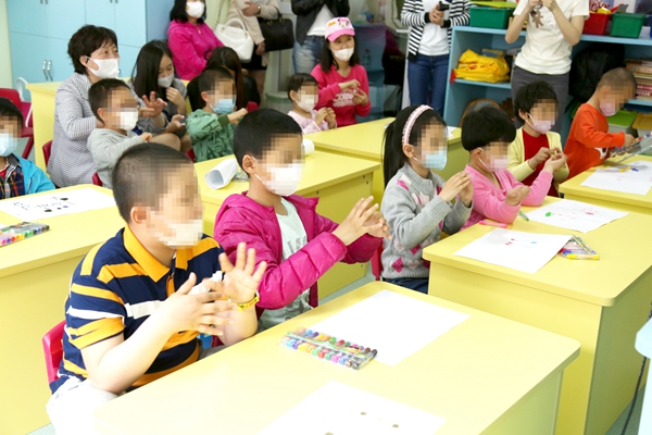 与爱童行，亚丹衣柜“病房开学日”活动隆重举行