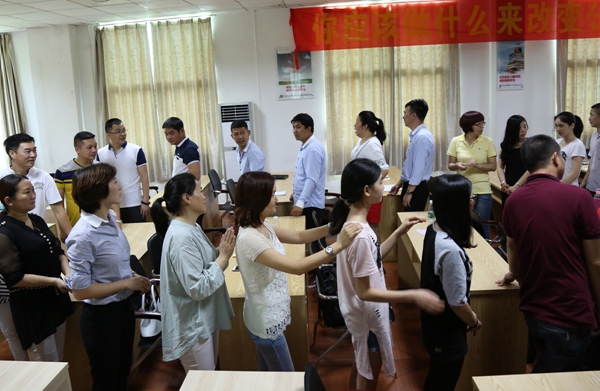 厂家千万补贴，亚丹衣柜万人工厂抢购会一触即发