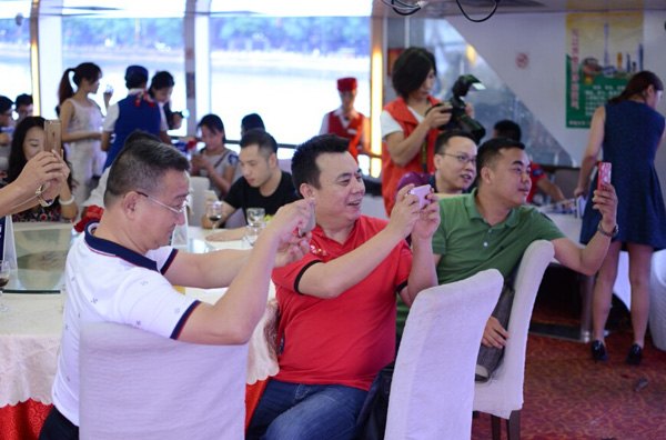 诗尼曼家居2016年媒体交流会 浪漫夜游珠江 诗尼曼家居2016年媒体交流会 浪漫夜游珠江