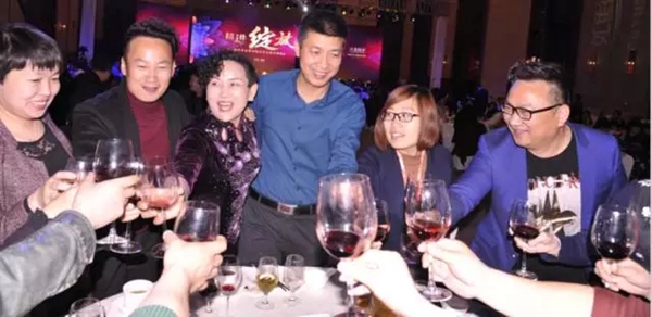 如鱼得水窗帘精品第九届精英粘汇晚会盛况直击