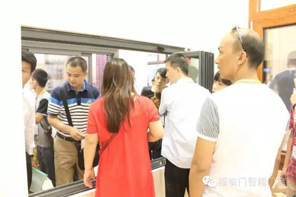 广州建博会上，“福临门世家”展馆宾客如云