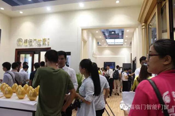 广州建博会上，“福临门世家”展馆宾客如云