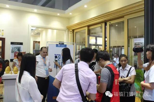 广州建博会上，“福临门世家”展馆宾客如云