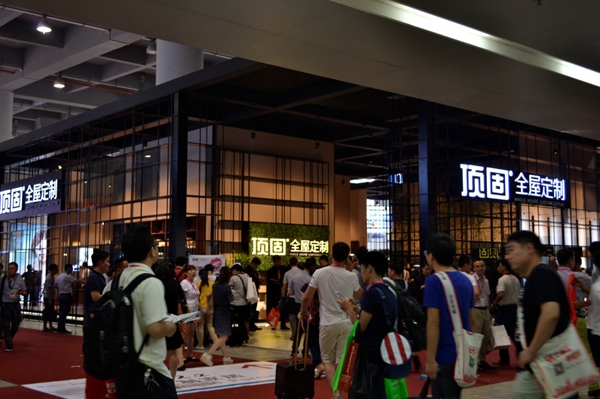 顶固盛装亮相广州建博会，推出简约风尚全屋定制