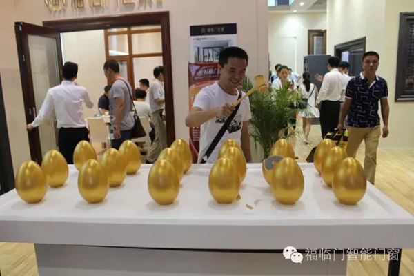 广州建博会上,福临门世家展馆宾客如云 广州建博会上,福临门世家展馆宾客如云