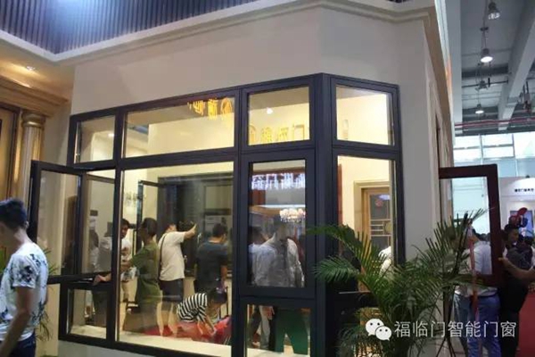 广州建博会上，“福临门世家”展馆宾客如云