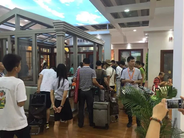 御皇贵族门窗：建博会第二天，人气不断，火出新高度！