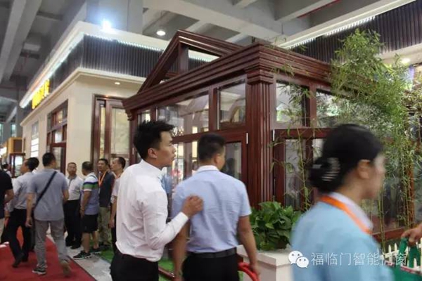 广州建博会上，“福临门世家”展馆宾客如云