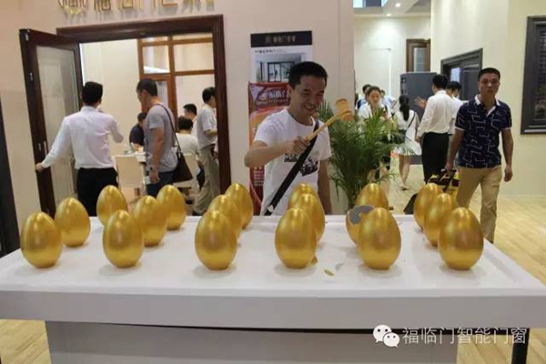 广州建博会上，“福临门世家”展馆宾客如云