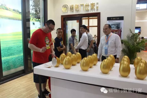 广州建博会上,福临门世家展馆宾客如云 广州建博会上,福临门世家展馆宾客如云