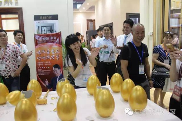 广州建博会上，“福临门世家”展馆宾客如云