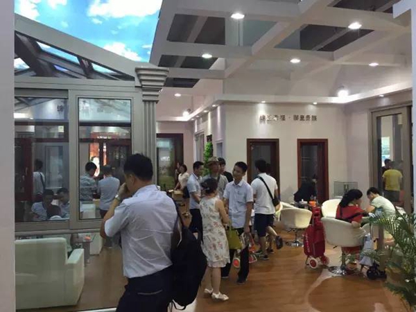 御皇贵族门窗:建博会第二天,人气不断,火出新高度! 御皇贵族门窗:建博会第二天,人气不断,火出新高度!