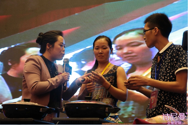 诗尼曼金九银十第一枪:“靖哥哥来了”黄日华明星签售会江西丰城站 诗尼曼金九银十第一枪:“靖哥哥来了”黄日华明星签售会江西丰城站