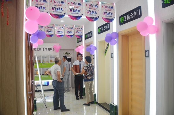 艺格云木门明星经销商：紧贴团队 实现共赢