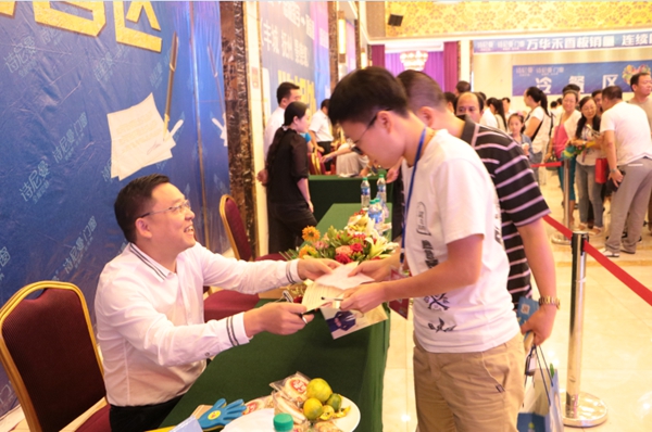 诗尼曼金九银十第一枪:“靖哥哥来了”黄日华明星签售会江西丰城站 诗尼曼金九银十第一枪:“靖哥哥来了”黄日华明星签售会江西丰城站