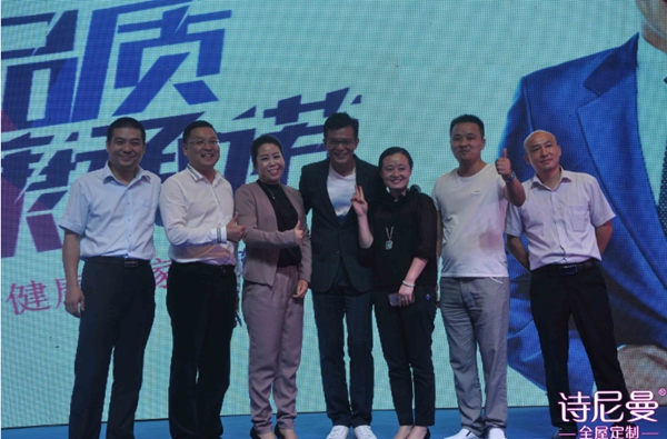 诗尼曼金九银十第一枪:“靖哥哥来了”黄日华明星签售会江西丰城站 诗尼曼金九银十第一枪:“靖哥哥来了”黄日华明星签售会江西丰城站