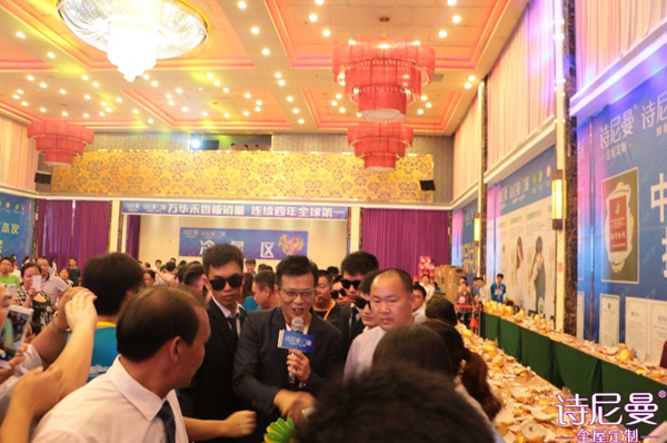 诗尼曼金九银十第一枪:“靖哥哥来了”黄日华明星签售会江西丰城站 诗尼曼金九银十第一枪:“靖哥哥来了”黄日华明星签售会江西丰城站