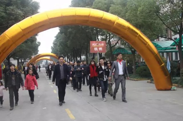 金迪木门：辉煌30年“去工厂 万人抢”首届团购会圆满结束！