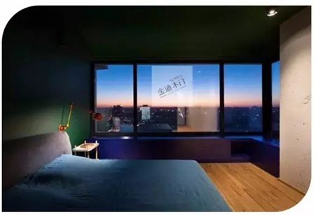 金迪木门色彩空间——极简风格为基底，玩转色彩的公寓