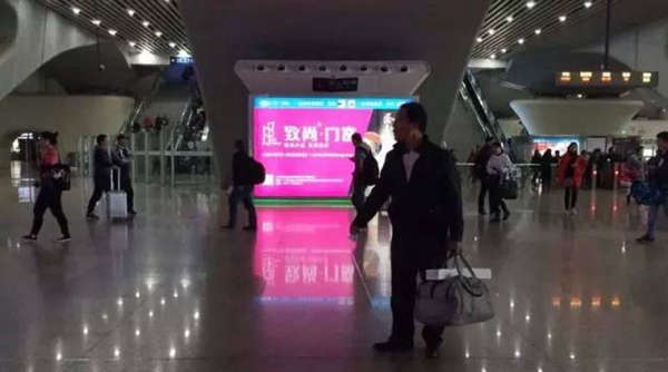 2017年春运，致尚门窗大型广告刷屏广州南站 