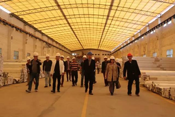 奥运会柔道冠军冼东妹一行参观考察“富球铝业”生产基地 