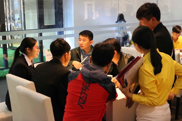 美尼美掀加盟“抢滩”战，衣柜展现场人员应接不暇
