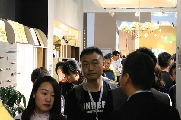 美尼美掀加盟“抢滩”战,衣柜展现场人员应接不暇 美尼美掀加盟“抢滩”战,衣柜展现场人员应接不暇