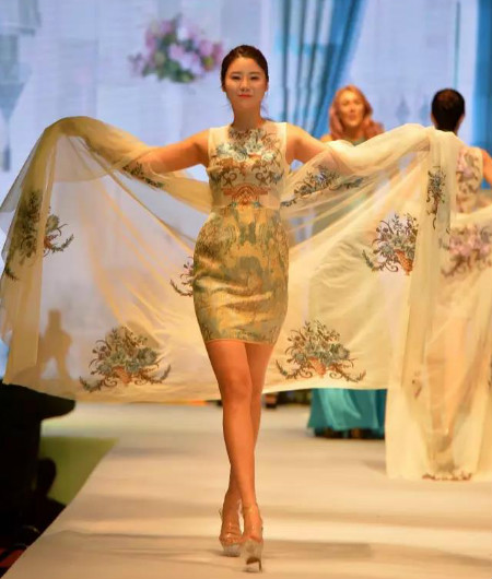 直击2017如鱼得水（春）新品发布会，看名模如何演绎窗帘跨界时装秀！