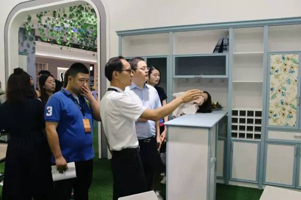 全国工商联家具装饰商会张传喜会长莅临亚丹成都展展馆