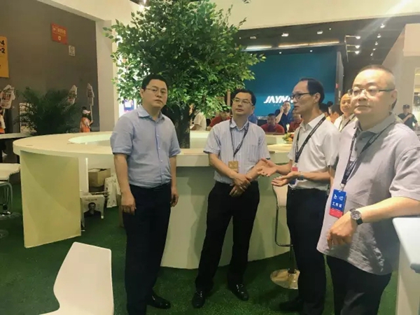 全国工商联家具装饰商会张传喜会长莅临亚丹成都展展馆