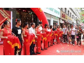 大家好，给大家介绍一下 ，这是TOCO唐朝o臻品楼梯临安专卖店开业盛况