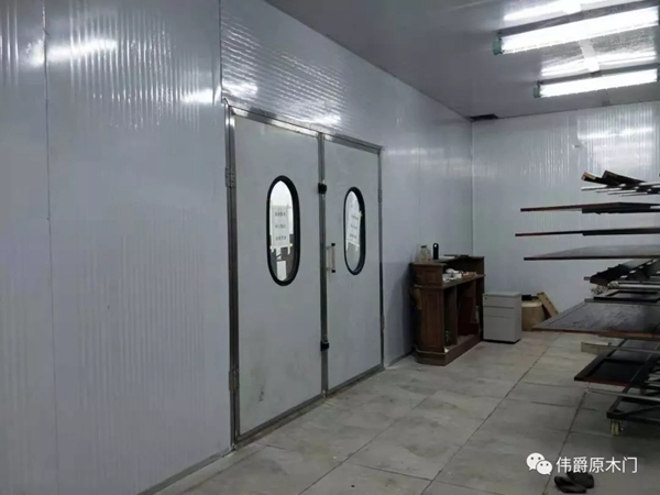  伟爵木门大型自动喷漆投入，品质产能双项提升！