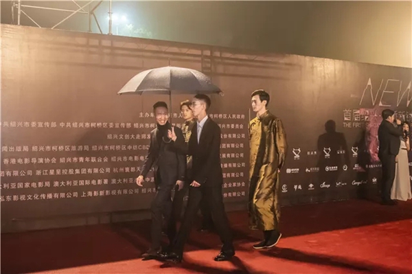 可罗雅无缝墙布，可以用来穿的墙布！