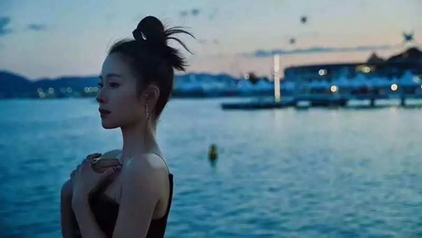 可罗雅墙布挚友江一燕亮相戛纳电影盛典，尽显品牌高雅！