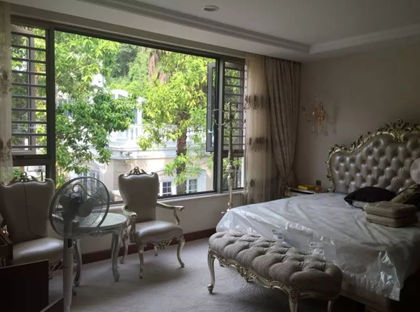 亚材门窗告诉你封阳台应该选平开窗还是推拉窗