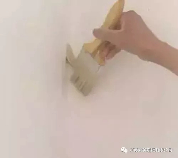 爱舍墙纸：无缝墙布这样贴 就不会透胶了！