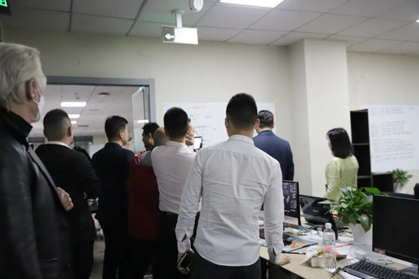 全国工商联家具装饰业商会张传喜会长，浙江省定制移门协会万小龙会长一行莅临慕宸生活参观指导