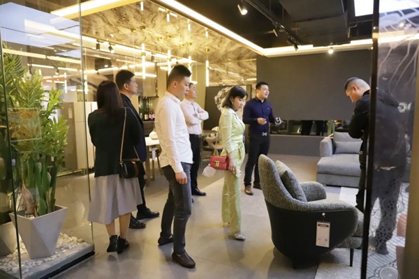 全国工商联家具装饰业商会张传喜会长，浙江省定制移门协会万小龙会长一行莅临慕宸生活参观指导