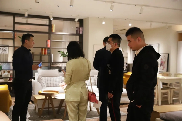 全国工商联家具装饰业商会张传喜会长，浙江省定制移门协会万小龙会长一行莅临慕宸生活参观指导