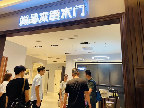 尚品本色木门向白衣战士陈红点赞 助其家焕发新生机