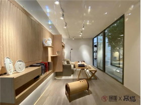 润成创展：这只猫，竟然……赖在凳子上不走了！