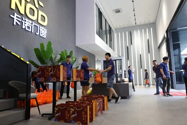 卡诺门窗心系员工 发放节日福利