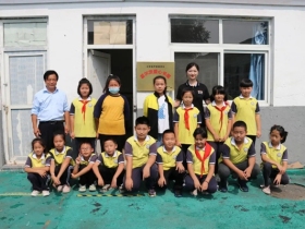 霍尔茨木门建造阳光公益行“爱心书屋”
